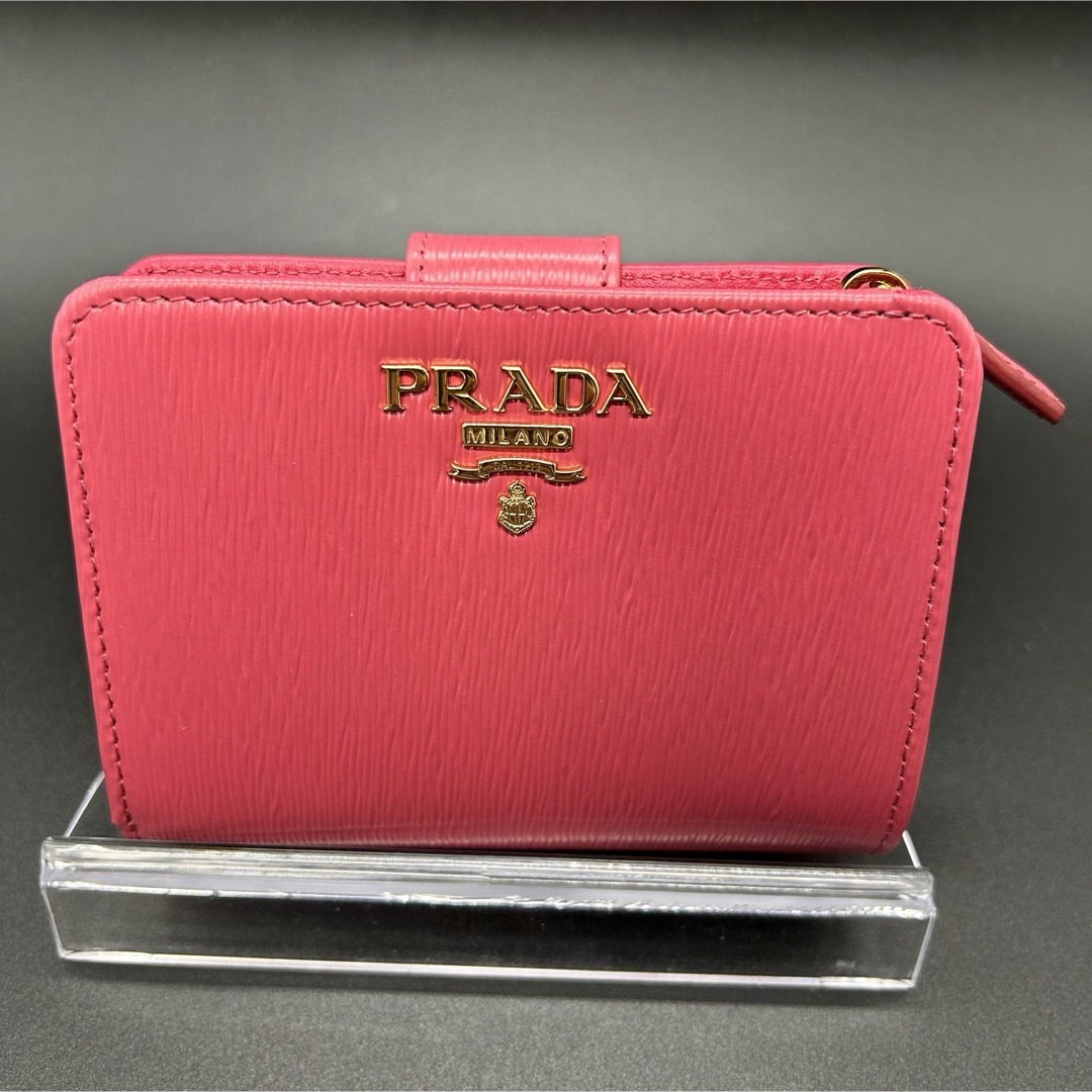 PRADA(プラダ)のPRADA  プラダ　ヴィッテロ　二つ折り財布 1ML018　ピンク　未使用品 レディースのファッション小物(財布)の商品写真