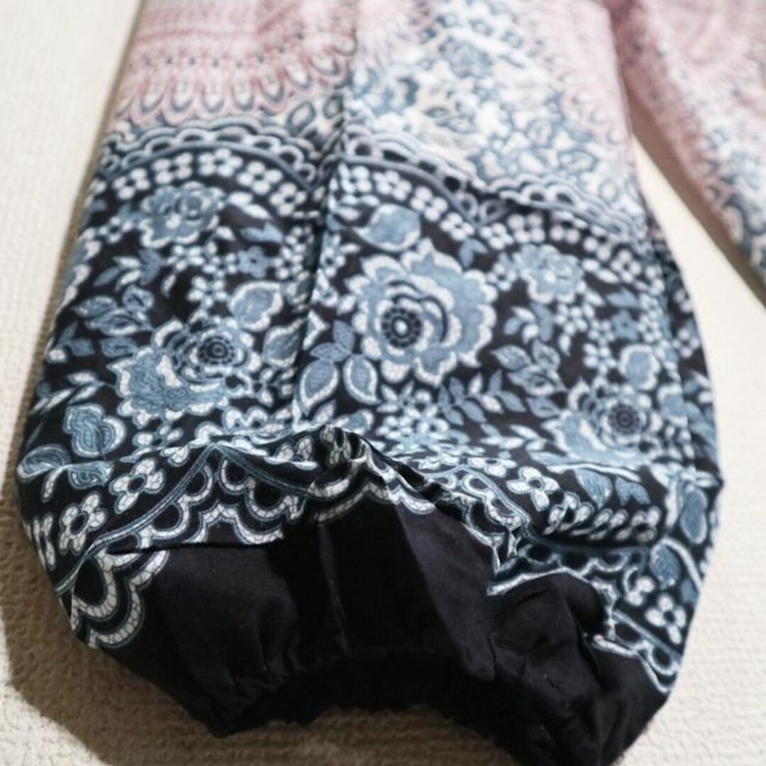 【新品】タイパンツ　中央に曼荼羅・上下にブルーグレーの小花柄 メンズのパンツ(サルエルパンツ)の商品写真