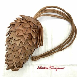 サルヴァトーレフェラガモ(Salvatore Ferragamo)の【希少】サルバトーレフェラガモ ショルダーバッグ 松ぼっくり型 ブラウン レザー(ショルダーバッグ)