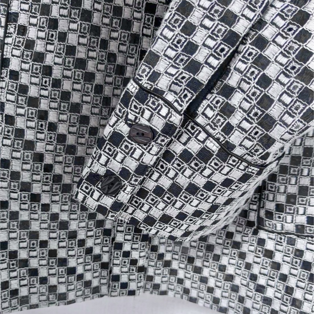 Karl Lagerfeld(カールラガーフェルド)のカールラガーフェルド❤️新品❤️黒に白刺繍ジャケットセットアップ可40 レディースのフォーマル/ドレス(スーツ)の商品写真