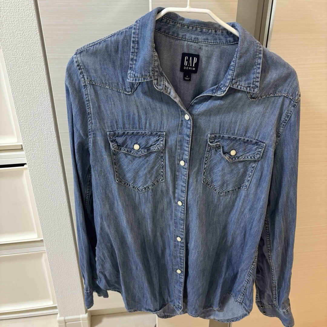 GAP(ギャップ)の【値下げ中】GAP  デニムシャツ レディースのトップス(シャツ/ブラウス(長袖/七分))の商品写真