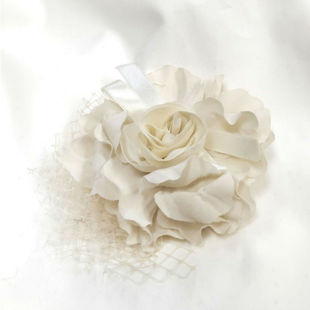 アイボリーのお花モチーフコサージュ レディースのアクセサリー(ブローチ/コサージュ)の商品写真