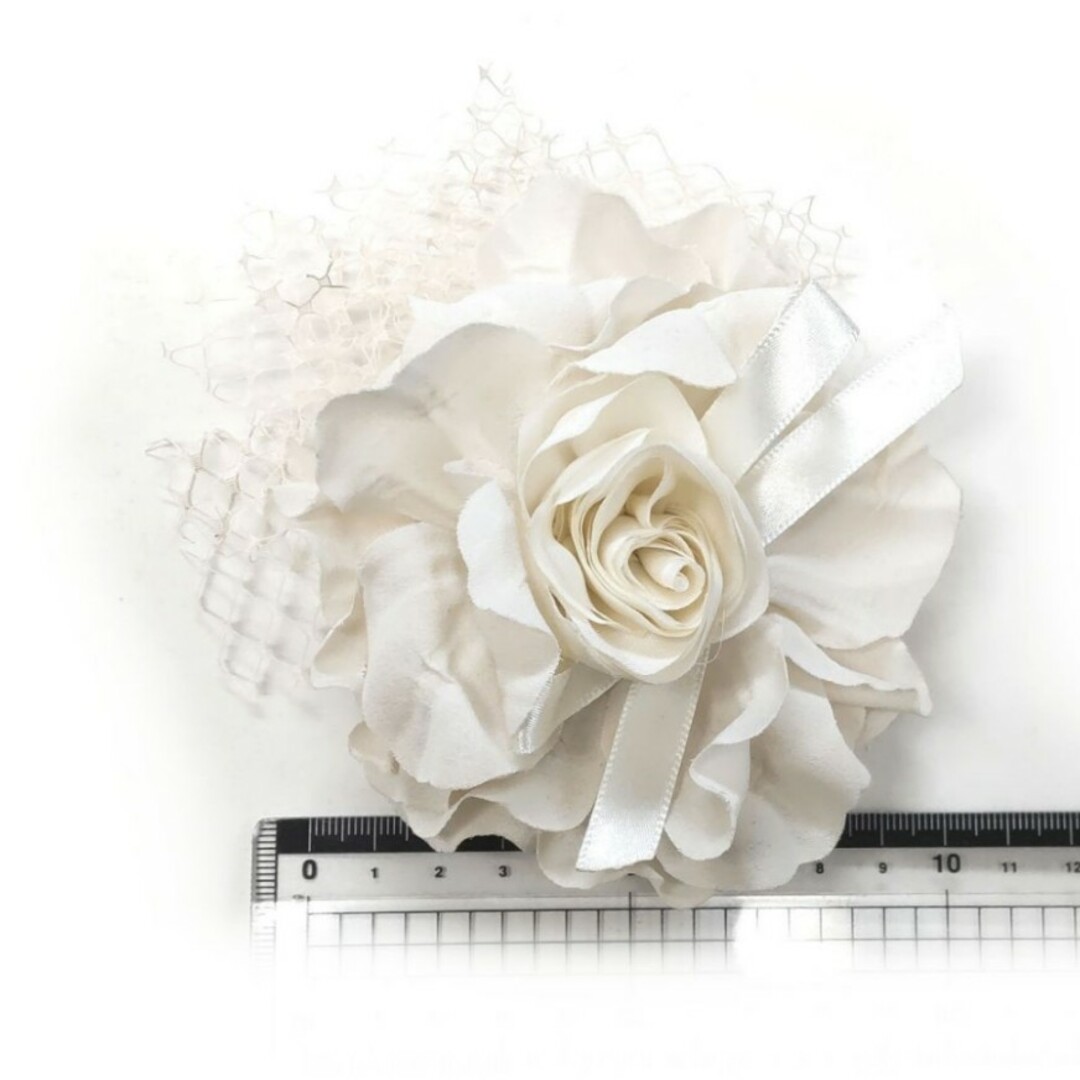 アイボリーのお花モチーフコサージュ レディースのアクセサリー(ブローチ/コサージュ)の商品写真