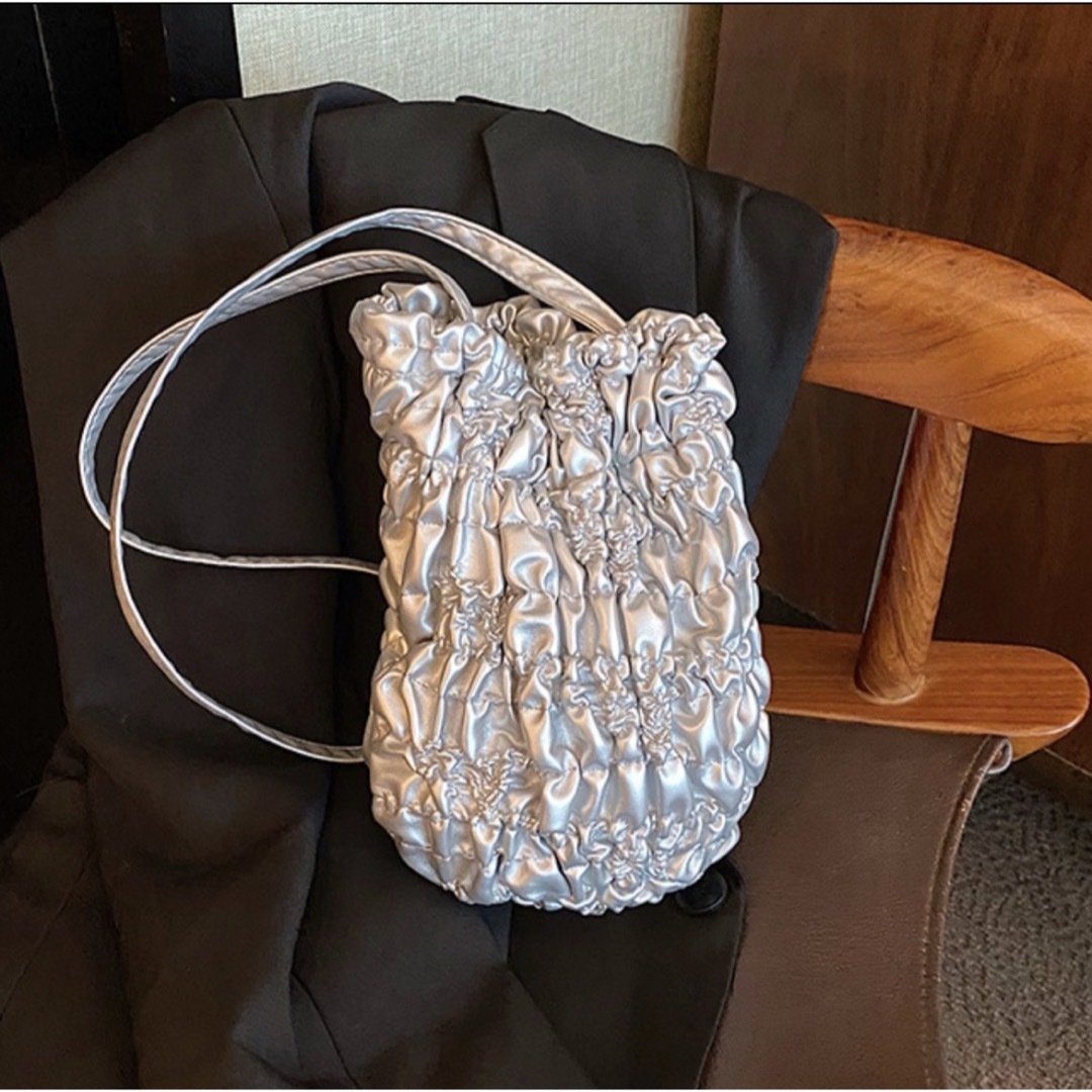 ギャザーバケット バッグ シルバー ギャザー 巾着 ショルダー 肩掛け 2way レディースのバッグ(ショルダーバッグ)の商品写真