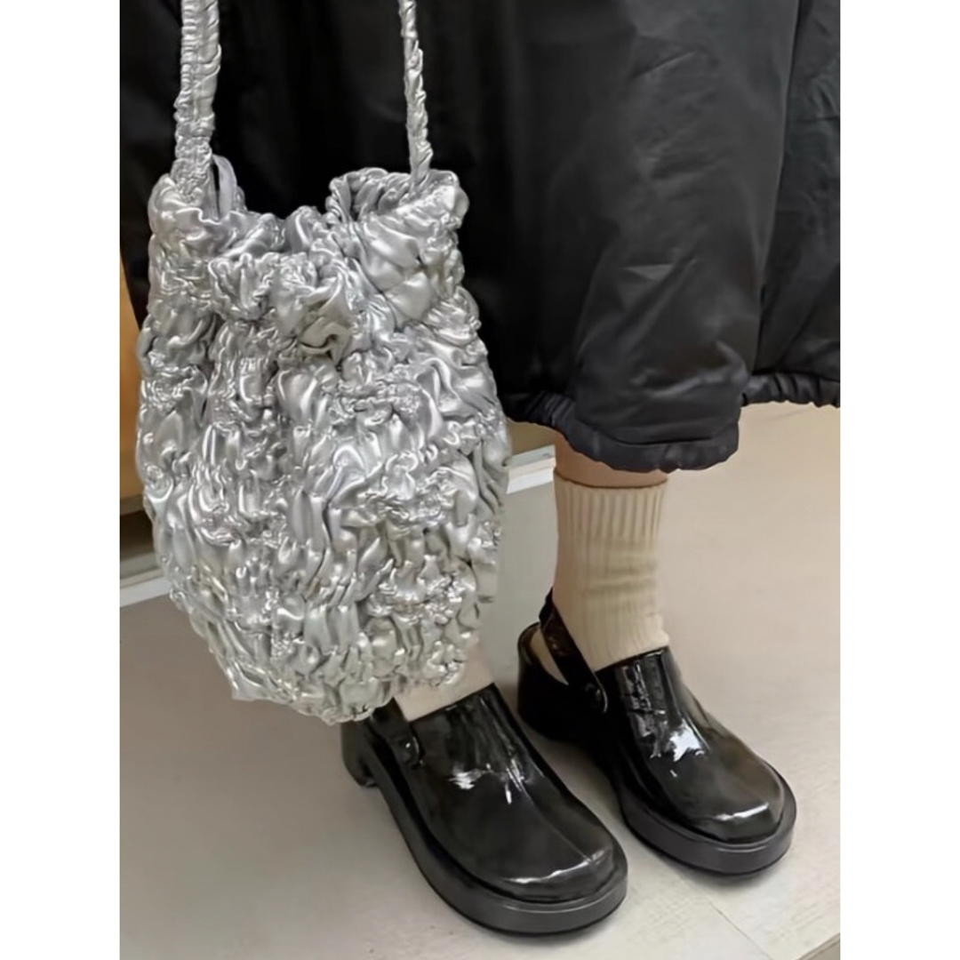 ギャザーバケット バッグ シルバー ギャザー 巾着 ショルダー 肩掛け 2way レディースのバッグ(ショルダーバッグ)の商品写真