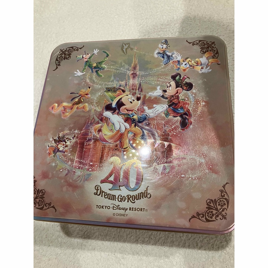 Disney(ディズニー)の40周年♡ディズニーランド　dream go round 缶 エンタメ/ホビーのおもちゃ/ぬいぐるみ(キャラクターグッズ)の商品写真