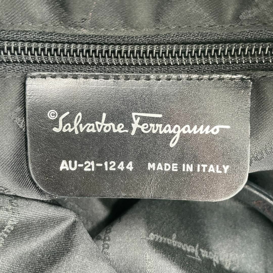 Salvatore Ferragamo(サルヴァトーレフェラガモ)のフェラガモ ガンチーニ ショルダーバッグ レディース キャンバス ブラック 黒 レディースのバッグ(ショルダーバッグ)の商品写真