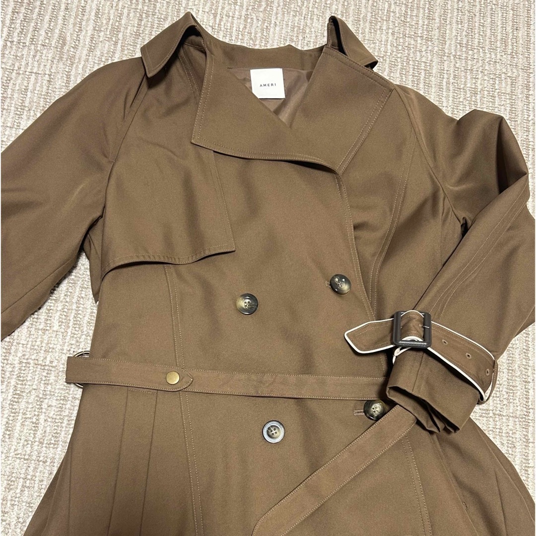 Ameri VINTAGE(アメリヴィンテージ)のAMERI  VARIOUS BACK PLEATS TRENCH レディースのジャケット/アウター(トレンチコート)の商品写真