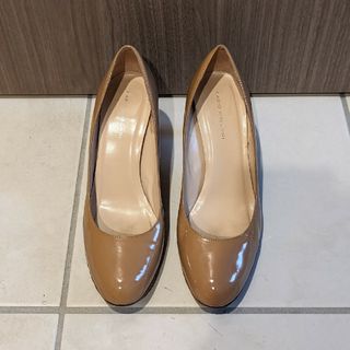 ファビオルスコーニ(FABIO RUSCONI)のほぼ新品 fabio rusconi ベージュ エナメル パテント パンプス(ハイヒール/パンプス)