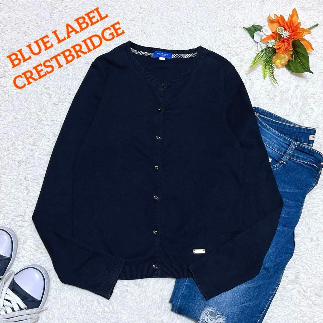 BLUE LABEL CRESTBRIDGE(ブルーレーベルクレストブリッジ)の美品✨ブルーレーベルクレストブリッジ　コットンカーディガン　プレート　黒　38 レディースのトップス(カーディガン)の商品写真