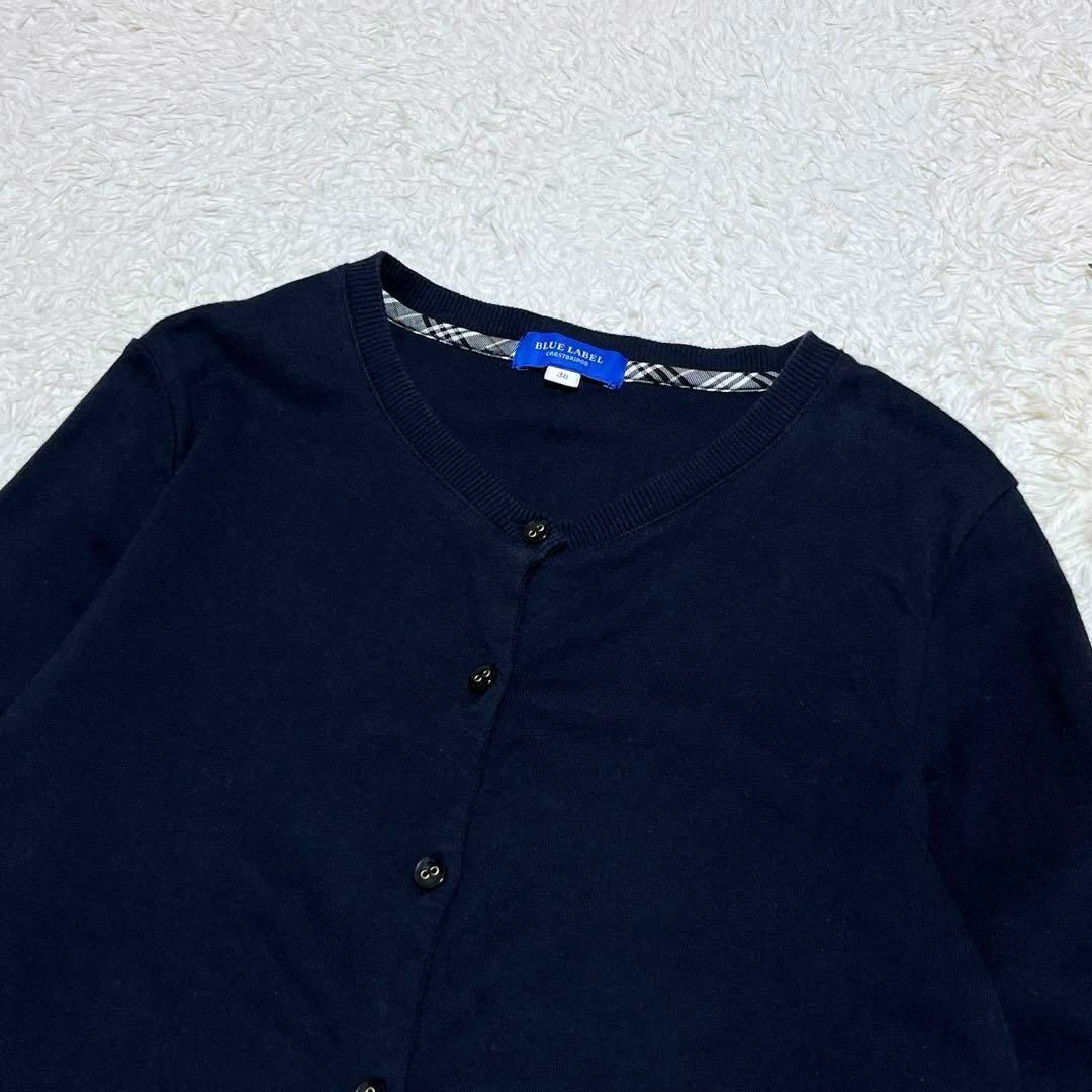 BLUE LABEL CRESTBRIDGE(ブルーレーベルクレストブリッジ)の美品✨ブルーレーベルクレストブリッジ　コットンカーディガン　プレート　黒　38 レディースのトップス(カーディガン)の商品写真