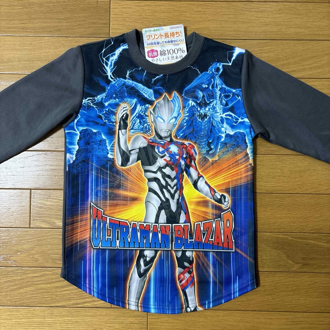 新品☆130cm ウルトラマン なりきり 光る  変身 パジャマ 長袖 キッズ/ベビー/マタニティのキッズ服男の子用(90cm~)(パジャマ)の商品写真