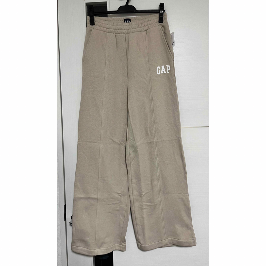 GAP(ギャップ)の限定！新品！GAP★ワイドスウェットパンツ　Ｓベージュ　ロゴ　裏起毛 レディースのパンツ(カジュアルパンツ)の商品写真