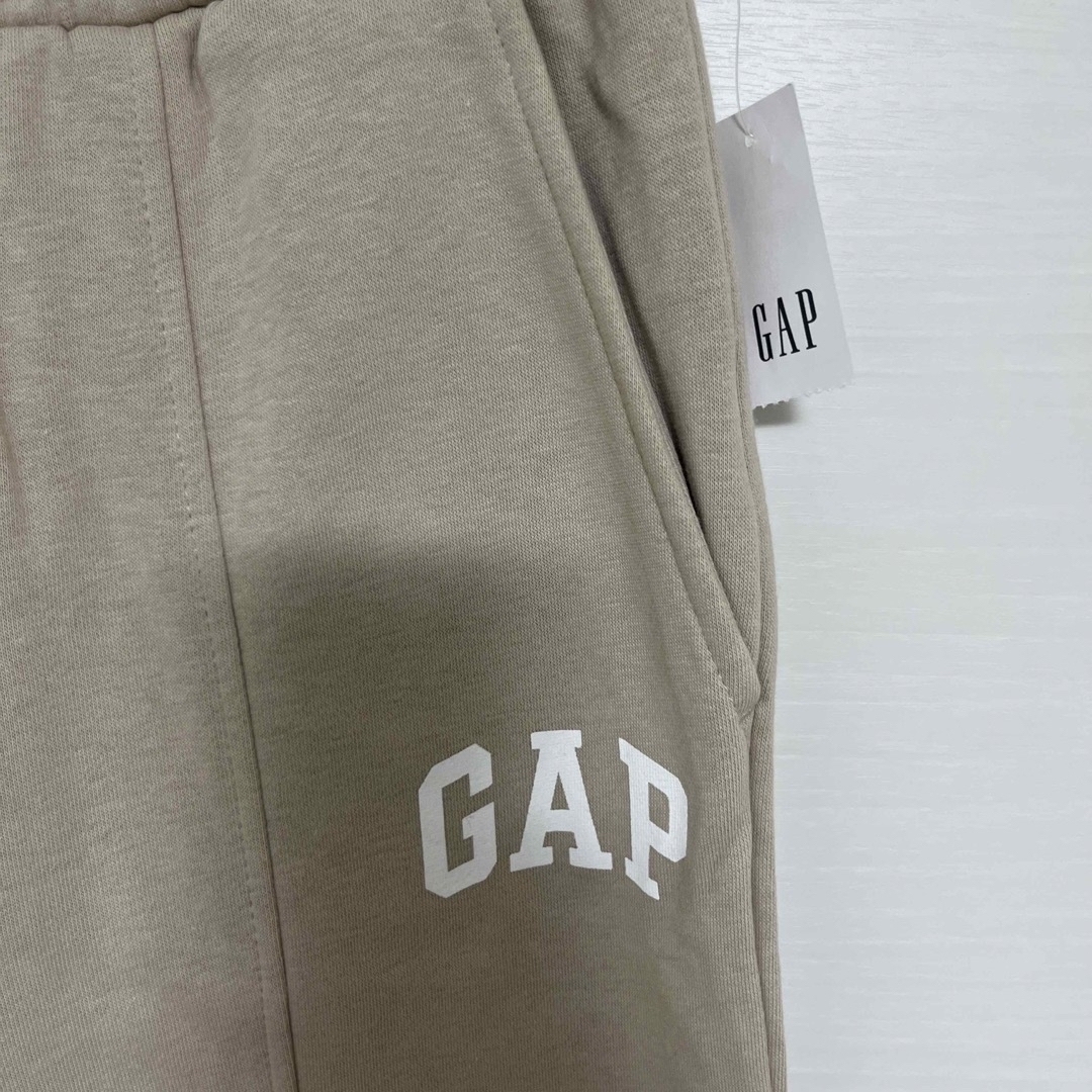 GAP(ギャップ)の限定！新品！GAP★ワイドスウェットパンツ　Ｓベージュ　ロゴ　裏起毛 レディースのパンツ(カジュアルパンツ)の商品写真