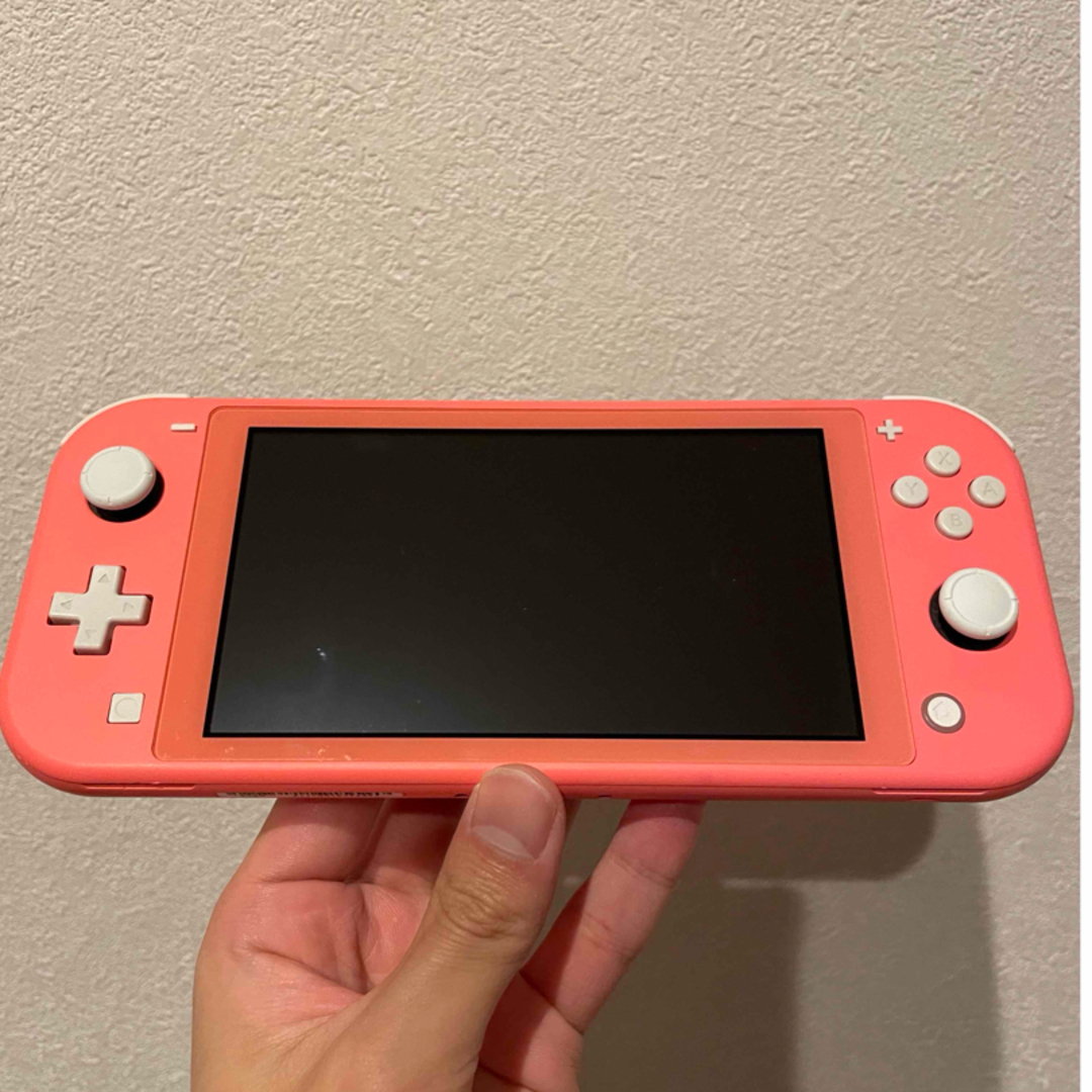 Nintendo Switch(ニンテンドースイッチ)のSwitch lite コーラル エンタメ/ホビーのゲームソフト/ゲーム機本体(携帯用ゲーム機本体)の商品写真