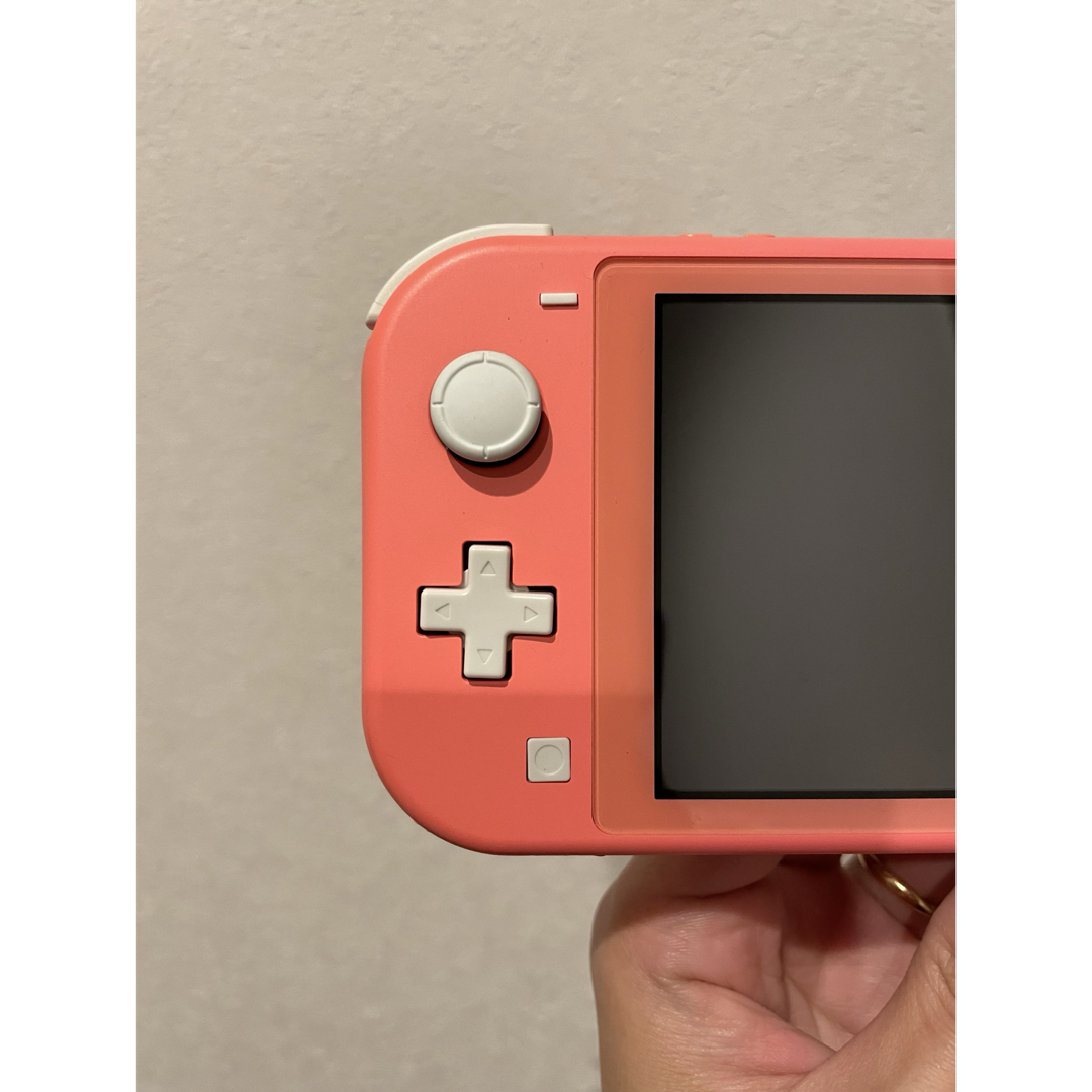 Nintendo Switch(ニンテンドースイッチ)のSwitch lite コーラル エンタメ/ホビーのゲームソフト/ゲーム機本体(携帯用ゲーム機本体)の商品写真