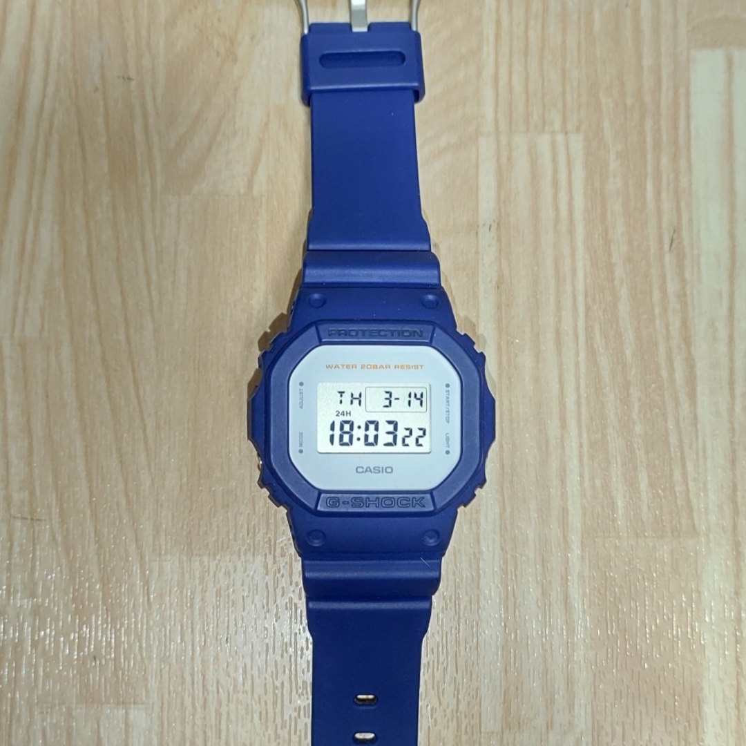 G-SHOCK(ジーショック)のCASIO G-SHOCK DW-5600M-2JFネイビーブルー  良品 メンズの時計(腕時計(デジタル))の商品写真