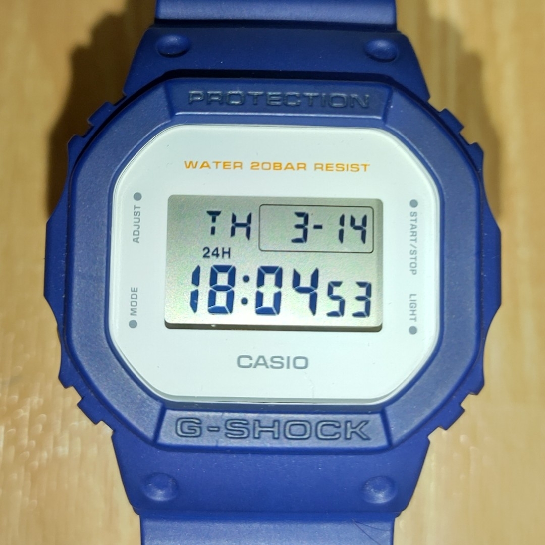 G-SHOCK(ジーショック)のCASIO G-SHOCK DW-5600M-2JFネイビーブルー  良品 メンズの時計(腕時計(デジタル))の商品写真