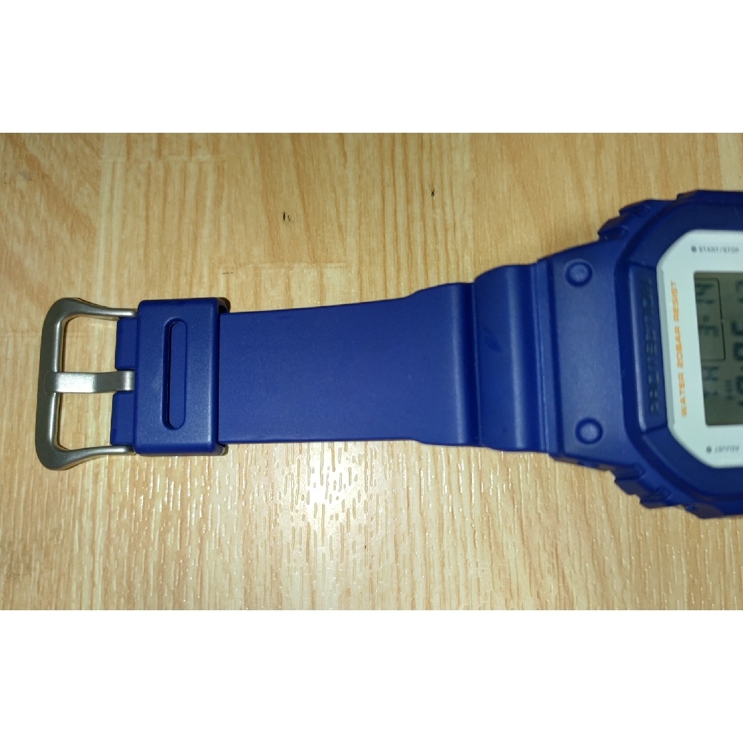 G-SHOCK(ジーショック)のCASIO G-SHOCK DW-5600M-2JFネイビーブルー  良品 メンズの時計(腕時計(デジタル))の商品写真