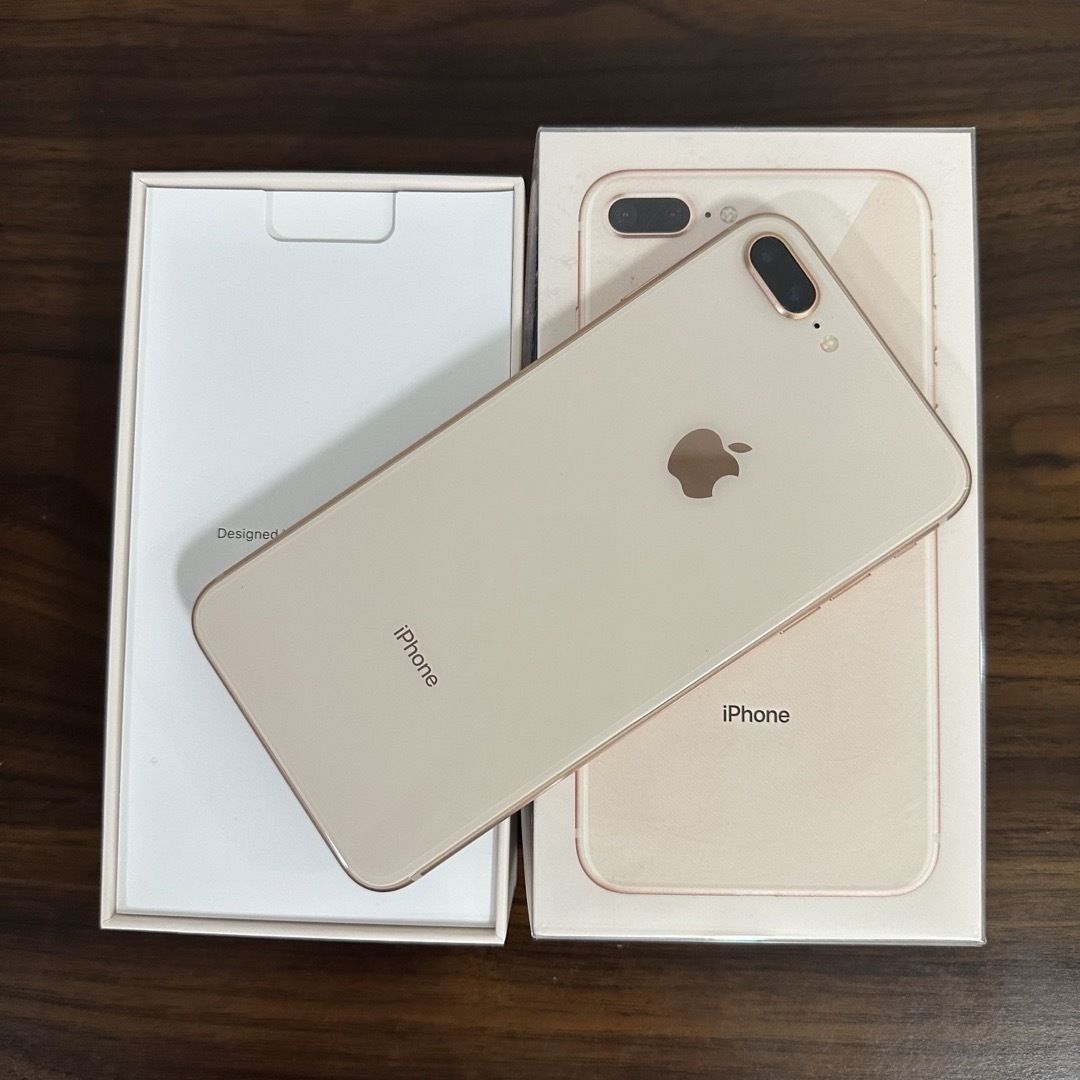 Apple(アップル)のApple iPhone8 Plus 64GB ゴールド SIMフリー スマホ/家電/カメラのスマートフォン/携帯電話(スマートフォン本体)の商品写真