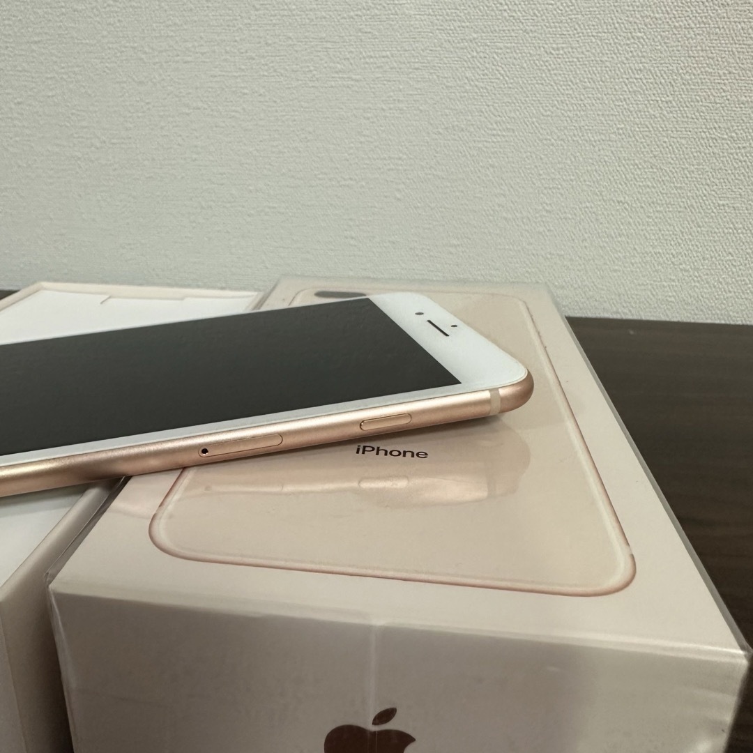 Apple(アップル)のApple iPhone8 Plus 64GB ゴールド SIMフリー スマホ/家電/カメラのスマートフォン/携帯電話(スマートフォン本体)の商品写真
