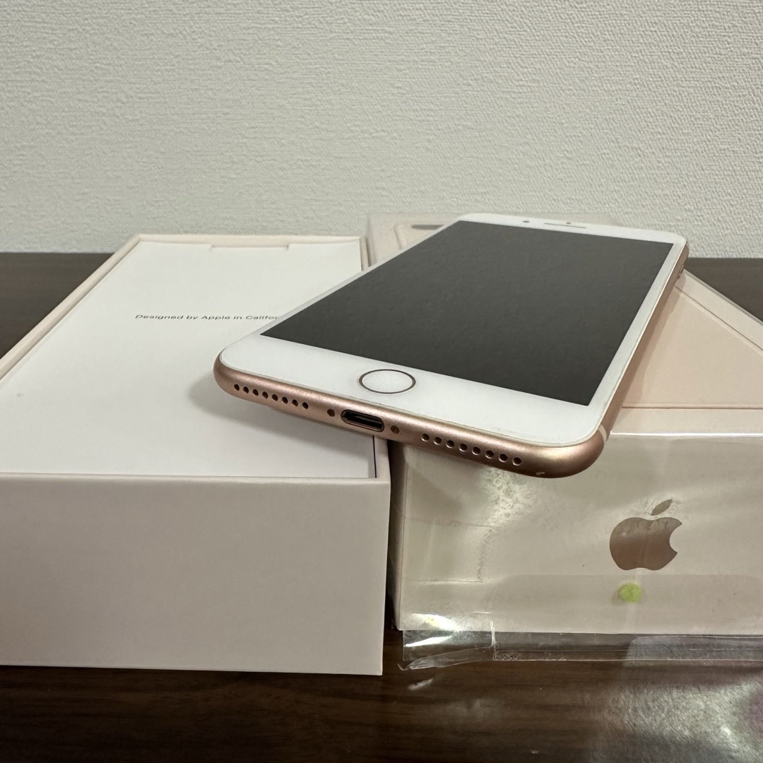 Apple(アップル)のApple iPhone8 Plus 64GB ゴールド SIMフリー スマホ/家電/カメラのスマートフォン/携帯電話(スマートフォン本体)の商品写真