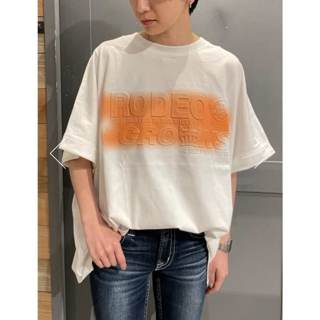 RODEO CROWNS WIDE BOWL(ロデオクラウンズワイドボウル)のロデオ★ SPRAYエンボスロゴTシャツ レディースのトップス(Tシャツ(半袖/袖なし))の商品写真