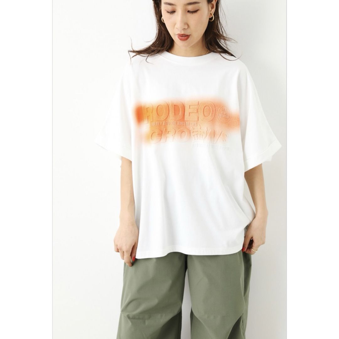 RODEO CROWNS WIDE BOWL(ロデオクラウンズワイドボウル)のロデオ★ SPRAYエンボスロゴTシャツ レディースのトップス(Tシャツ(半袖/袖なし))の商品写真