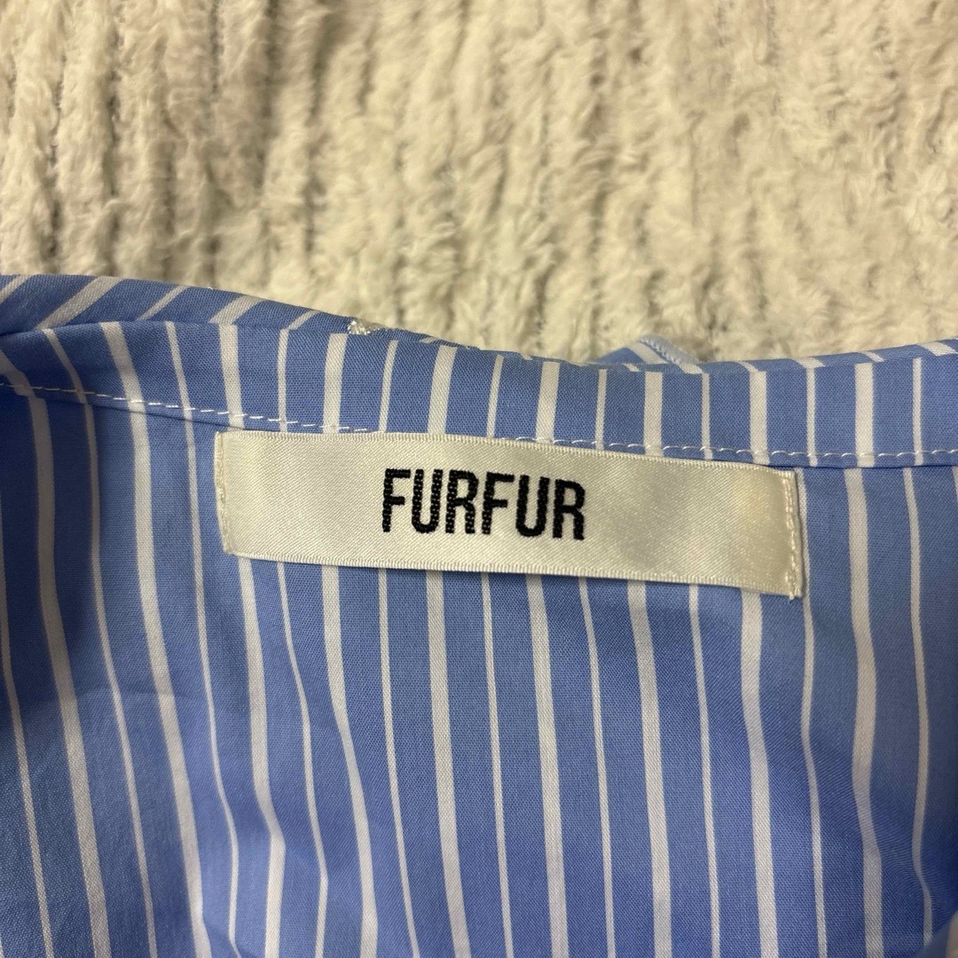 fur fur(ファーファー)のFURFUR ビッグカラーブラウス　ブルー　ストライプ レディースのトップス(シャツ/ブラウス(長袖/七分))の商品写真