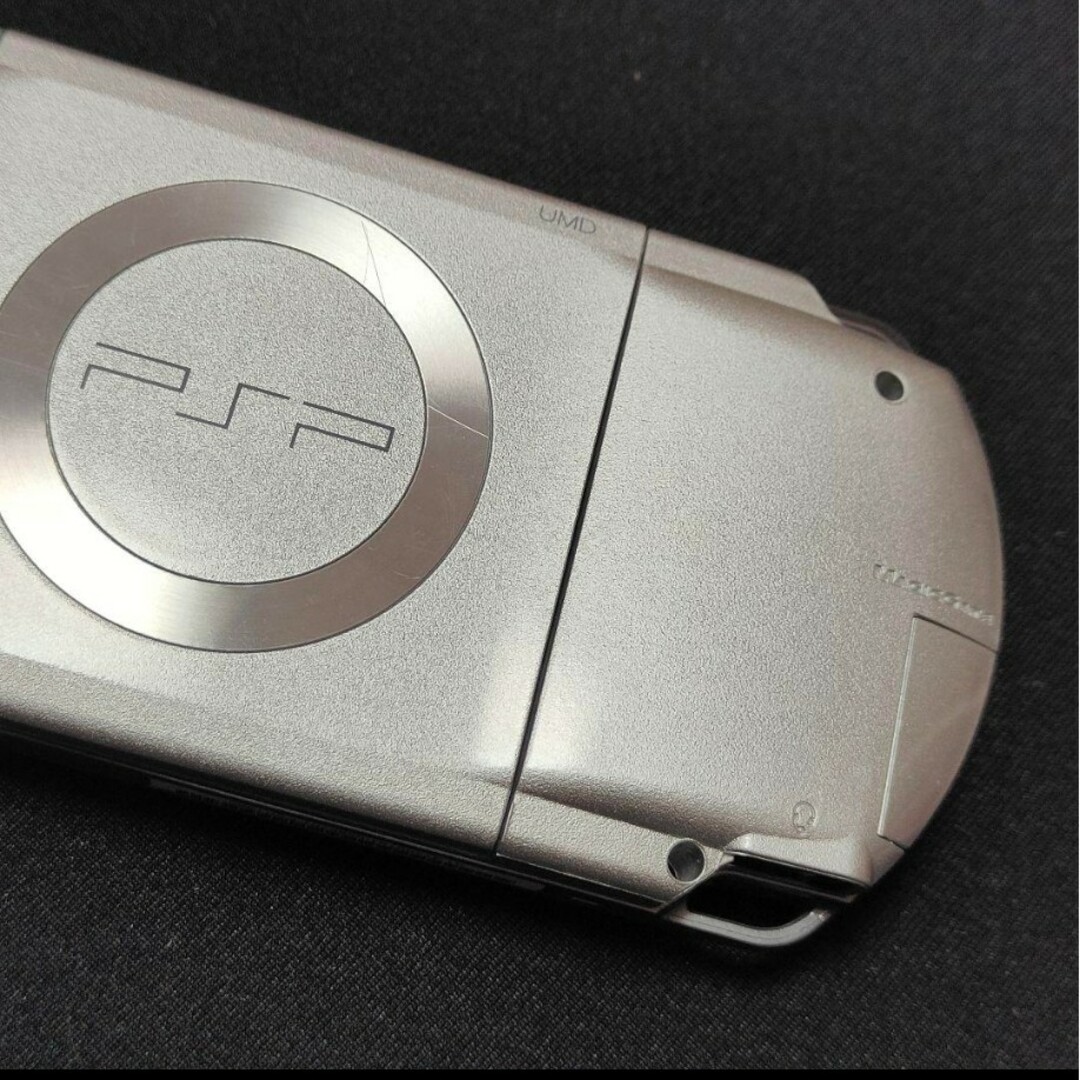 PlayStation Portable(プレイステーションポータブル)の動作確認・初期化済み PSP プレーステーションポータブル本体 充電器・メモリ付 エンタメ/ホビーのゲームソフト/ゲーム機本体(携帯用ゲーム機本体)の商品写真
