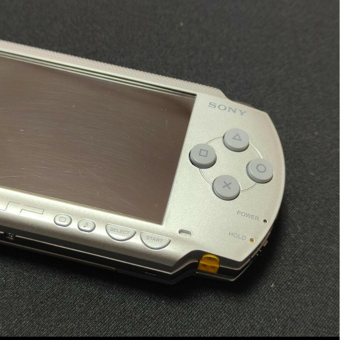 PlayStation Portable(プレイステーションポータブル)の動作確認・初期化済み PSP プレーステーションポータブル本体 充電器・メモリ付 エンタメ/ホビーのゲームソフト/ゲーム機本体(携帯用ゲーム機本体)の商品写真