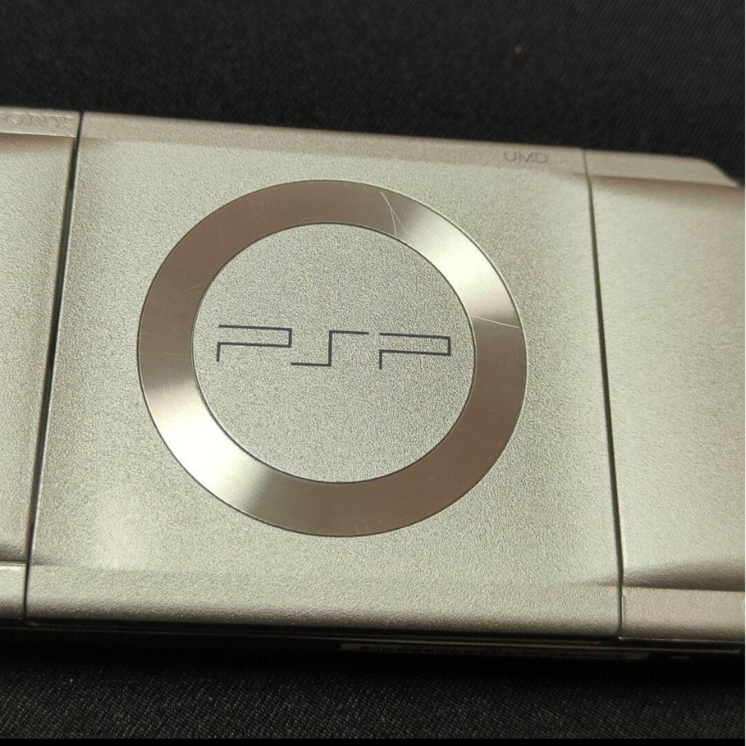 PlayStation Portable(プレイステーションポータブル)の動作確認・初期化済み PSP プレーステーションポータブル本体 充電器・メモリ付 エンタメ/ホビーのゲームソフト/ゲーム機本体(携帯用ゲーム機本体)の商品写真