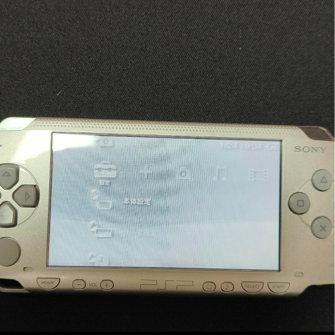 PlayStation Portable(プレイステーションポータブル)の動作確認・初期化済み PSP プレーステーションポータブル本体 充電器・メモリ付 エンタメ/ホビーのゲームソフト/ゲーム機本体(携帯用ゲーム機本体)の商品写真