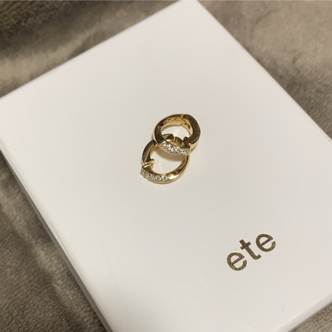 ete(エテ)のete ハグイヤリング ビジュー レディースのアクセサリー(イヤリング)の商品写真