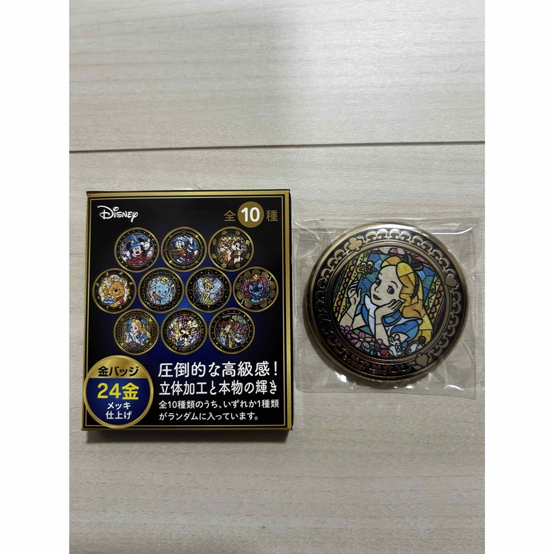 Disney(ディズニー)のDisney 24K GOLD-PLATED BADGE アリス エンタメ/ホビーのアニメグッズ(バッジ/ピンバッジ)の商品写真