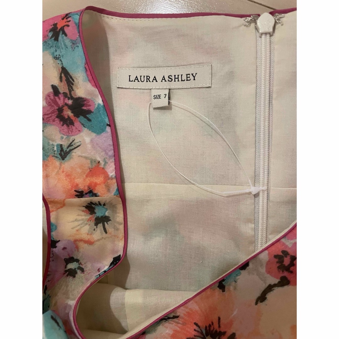 LAURA ASHLEY(ローラアシュレイ)のローラアシュレイ　ワンピース　新品未使用 レディースのワンピース(ひざ丈ワンピース)の商品写真