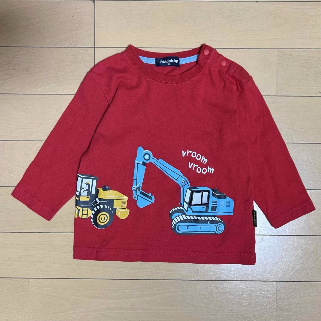 kladskap(クレードスコープ)のkladskapクレードスコープ働く車プリント長袖Tシャツ80cm赤ロンT キッズ/ベビー/マタニティのベビー服(~85cm)(Ｔシャツ)の商品写真