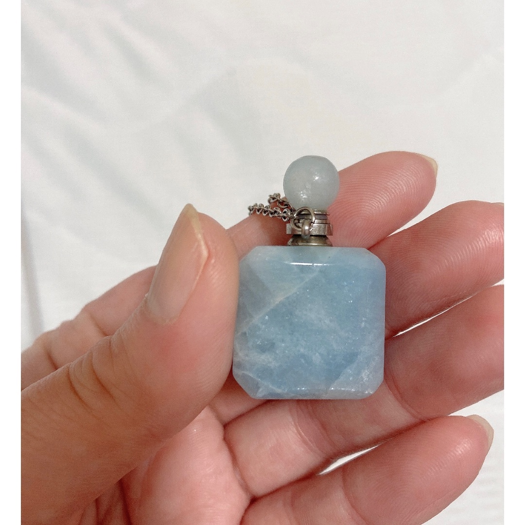 【美品新品未使用】天然石　パワーストーン　香水瓶形　アクアマリン　ペンダント レディースのアクセサリー(ネックレス)の商品写真