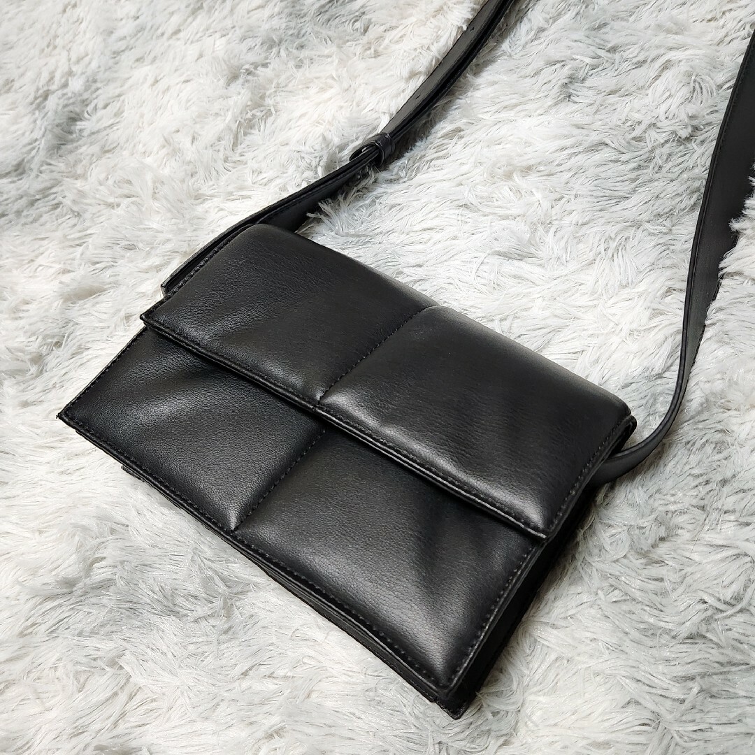 ZARA(ザラ)のZARA フェイクレザー フラップ ショルダーバッグ 黒ブラック メンズのバッグ(ショルダーバッグ)の商品写真