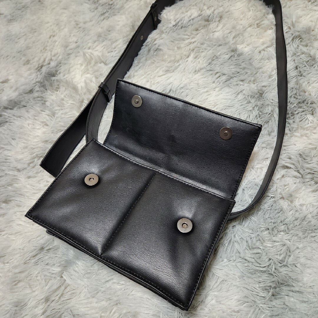 ZARA(ザラ)のZARA フェイクレザー フラップ ショルダーバッグ 黒ブラック メンズのバッグ(ショルダーバッグ)の商品写真