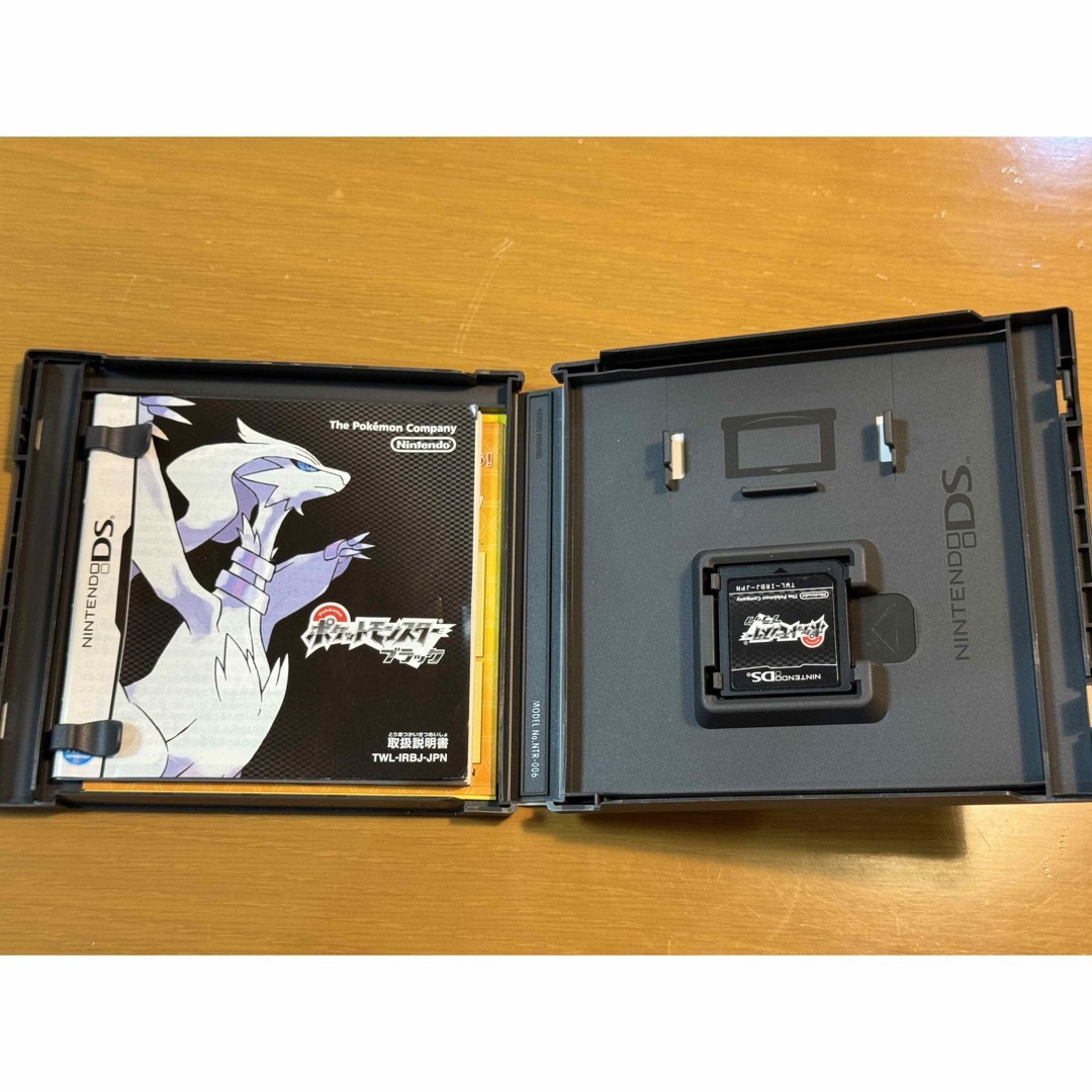 ニンテンドーDS(ニンテンドーDS)の【美品】ポケットモンスター ブラック エンタメ/ホビーのゲームソフト/ゲーム機本体(携帯用ゲームソフト)の商品写真