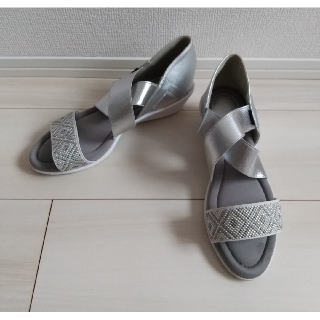 （782）ELLE SPORT グレー×シルバー サンダル（24.0cm） レディースの靴/シューズ(サンダル)の商品写真