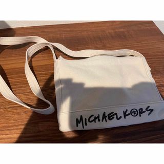 マイケルコース(Michael Kors)のMKキャンバスメッセンジャーミディアム　ナチュラル(ショルダーバッグ)