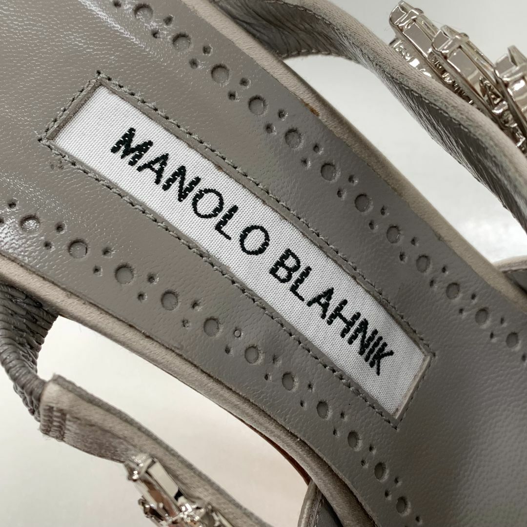 MANOLO BLAHNIK(マノロブラニク)の8252 マノロブラニク サテン ビジュー ストラップ パンプス グレー レディースの靴/シューズ(ハイヒール/パンプス)の商品写真