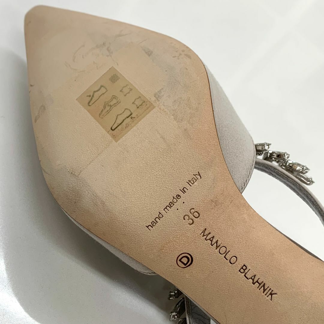 MANOLO BLAHNIK(マノロブラニク)の8252 マノロブラニク サテン ビジュー ストラップ パンプス グレー レディースの靴/シューズ(ハイヒール/パンプス)の商品写真