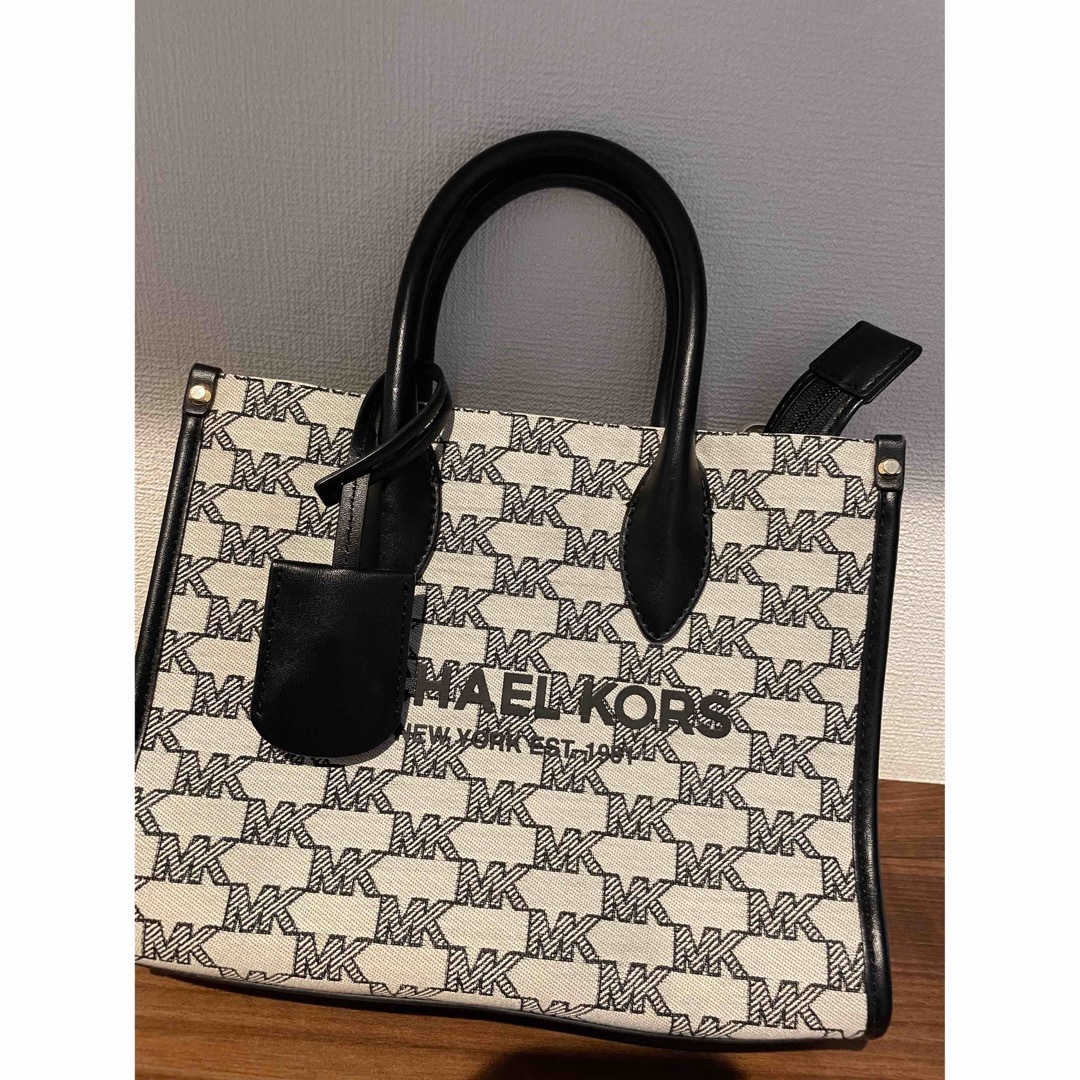 Michael Kors(マイケルコース)のMKトップジップショッパートートスモール　ブラックマルチ レディースのバッグ(ショルダーバッグ)の商品写真