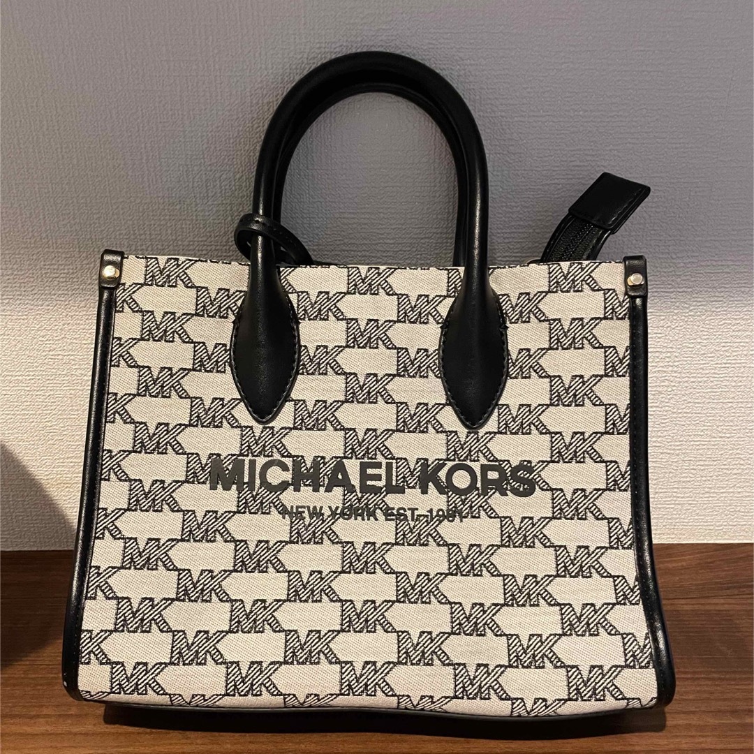 Michael Kors(マイケルコース)のMKトップジップショッパートートスモール　ブラックマルチ レディースのバッグ(ショルダーバッグ)の商品写真