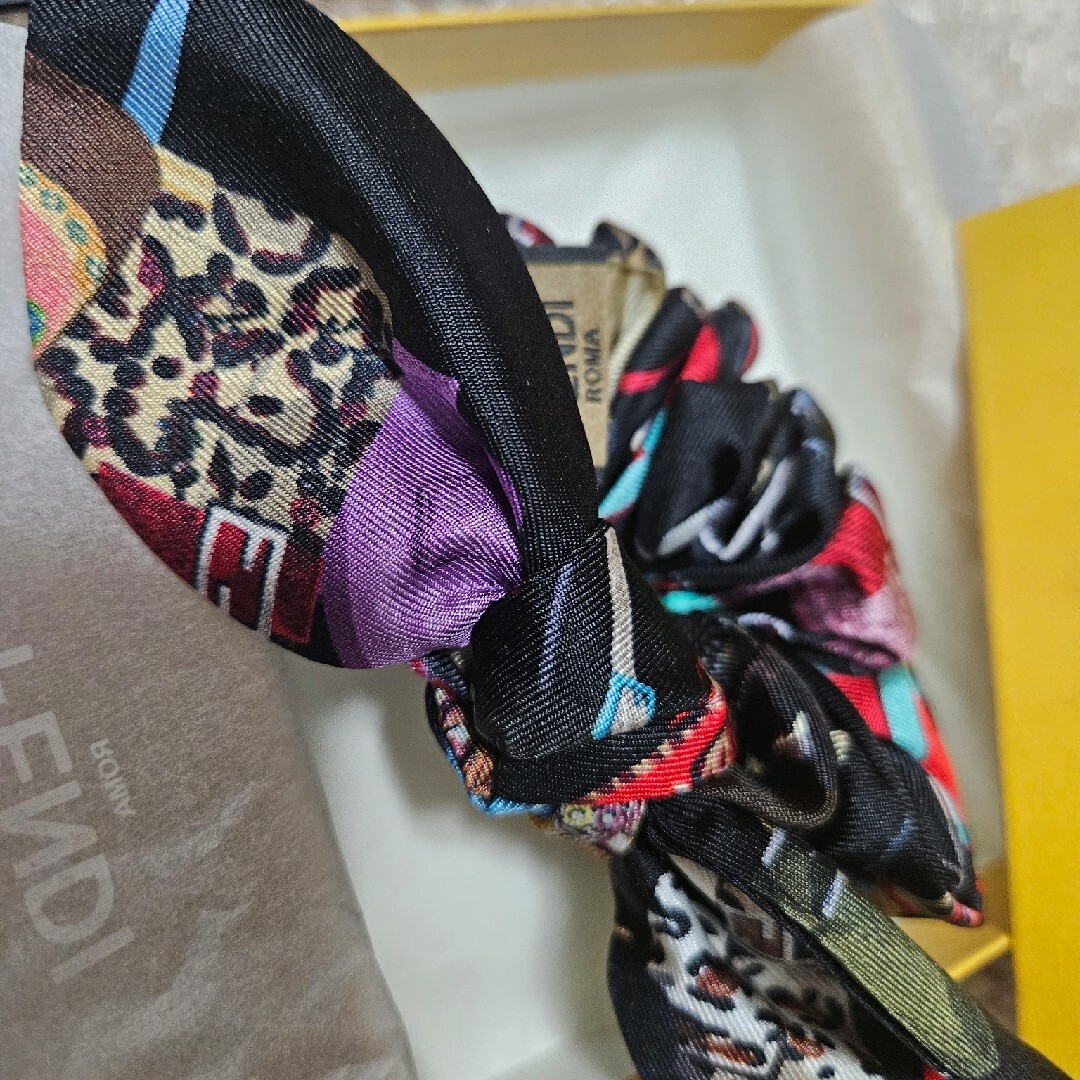 FENDI(フェンディ)のFENDIバゲットバッグモチーフシュシュ レディースのファッション小物(バンダナ/スカーフ)の商品写真