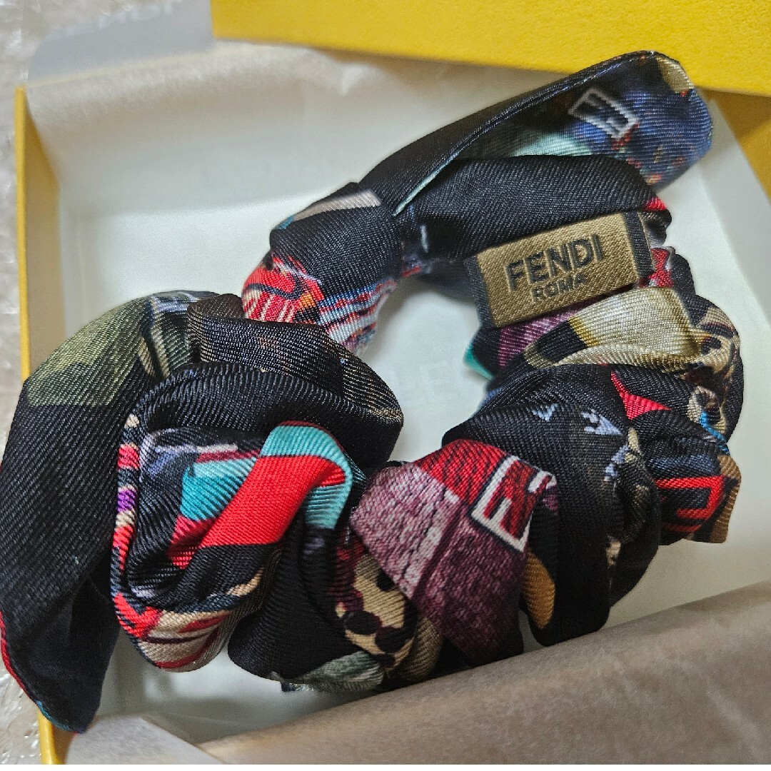 FENDI(フェンディ)のFENDIバゲットバッグモチーフシュシュ レディースのファッション小物(バンダナ/スカーフ)の商品写真