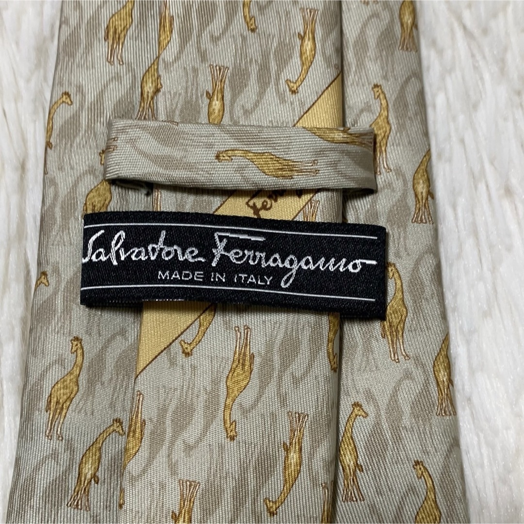 Salvatore Ferragamo(サルヴァトーレフェラガモ)の【極美品】Salvatore Ferragamo シルクネクタイ キリン 総柄 メンズのファッション小物(ネクタイ)の商品写真